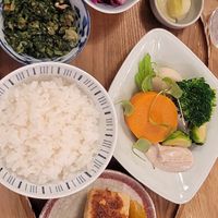 Des crudités, du riz et 2 carrés de tofu (26€) at Graines du Jour in Paris