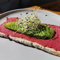 Rote Beete Hummus mit Avocado Toast at Organic Jungle in Gran Canaria