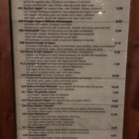 Aktuelle Speisekarte Juli 2022: sie beginnt 6 Pizzabrötchen mit veganem Käse 8.50€, Nachos mit veganem Käse usw 9€, Orangen-Ingwer-Möhren-Kokossuppe 6.5€, Seitansalat 9.9 at Rusticana in Berlin