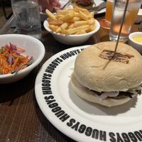 Vegan burger, coleslaw sans vinaigrette, frites à l’huile végétale et moutarde végane 🌱   at The Huggy's Bar - Namur in Namur