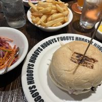 Vegan burger, coleslaw sans vinaigrette, frites à l’huile végétale et moutarde végane 🌱   at The Huggy's Bar - Namur in Namur