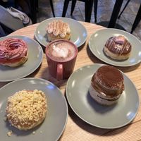Beim Matcha Donut hatte ich ein Orgasmus 🤯das Tiramisu ist Spezial gewesen und kein Donut. 🌱  at Sammy's Berliner Donuts in Berlin