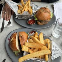 Smash burger en fried chicken sandwich (we had a shared diner)    at Willow Vegan Bistro in New York City