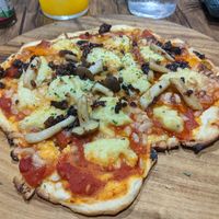 Cheese pizza at Sonu Sonu in Fukuoka