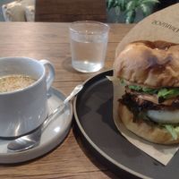 Avocado burger w/ onions and mushrooms 🍔🧅🥑🍄 at Sonu Sonu in Fukuoka