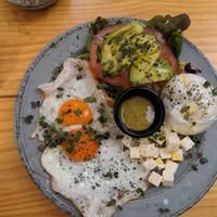 Plato de tosta, 10,80€

Dos huevos a la plancha, lechuga (porque se agotó la rúcula), tomate, aguacate, salsa de mostaza y eneldo, burrata (porque se agotó el tofu) y queso  at Mr Kale in Gran Canaria