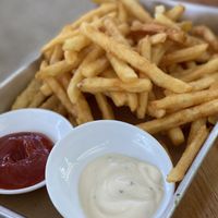 Patatas fritas (L) con salsa vegana y ketchup at Eat Street in Santa Teresa