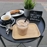Iced chai and a vegan superfood bar at Food Matterz in Groningen