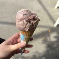 Aurora (almond base with sour cherry swirls and chocolate chips, € 3,80) at Die Eisperle - Jakominiplatz in Graz
