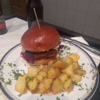 Burger de quinoa y garbanzos at Sana Vegetariana in Madrid