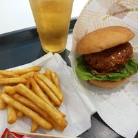veggie burger with fries and apple juice at Sushiner 蔬饗樂 in Taipei