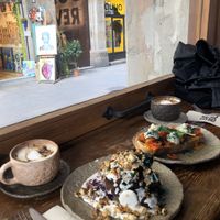 Cappuccino mit Mandelmilch, Frenchtoast und Brot  at Honest Greens - Born in Barcelona