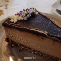 Nueva visita a Daio para una rica y saludable merienda de tarta moca elaborada con dátiles. La chica co-propietaria y encargada de crear estas delicias, majísima. at Daio in Gijon