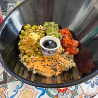Poke de quinoa, edamame, tofu, verduras y salsa  at ROSALÍA LA RATONA in Huelva