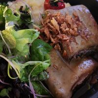 Hauptgang 2: Maultaschen mit Rostzwiebeln und brauner Sauce, dazu schwäbischer Kartoffelsalat und grüner Salat at VHY! in Stuttgart