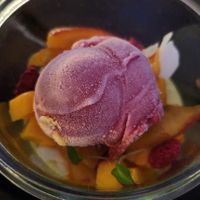 Nachtisch 1: Himbeersorbet auf frischen Früchten, Goldener Milch und Creme mit Tapiokaperlen at VHY! in Stuttgart