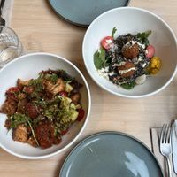 Vorspeisen: Brotsalat (links) und Linsensalat mit Kürbisfalafel (rechts)  at VHY! in Stuttgart