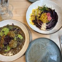 Hauptspeise: Spinatknödel in Pilzsoße mit Petersiliencreme (links) und gebackener Rotkohl mit Bulgur (rechts)  at VHY! in Stuttgart