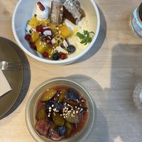 Nachspeise: Raw-Cake Tiramisu mit Limettensahne und Früchten (oben) und Goldene Milch Panacotta mit anderen Früchten (unten)  at VHY! in Stuttgart