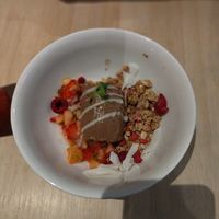 Schokomousse mit Granola und frisches Obst at VHY! in Stuttgart