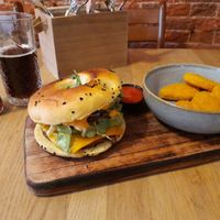 €21 for this plant-based bagel, nuggets with ketchup and Richy zero cola at Tabi Loo in Leuven
