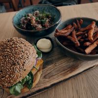 Mmmmm coliflower bites, no chicken burger and sweet potato fries at Tabi Loo in Leuven