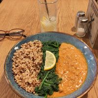 Warm chickpea curry with grains and spinach at Tabi Loo in Leuven