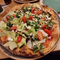Pizza mit veganem Salat 🤩 at Rose Generazione Due in Rheda-wiedenbrueck