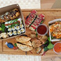 Mehrere Vorspeisen und eine Sushi-Box at Sen Vegan Cuisine - Moorenstraße in Dusseldorf