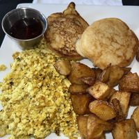 Love it here, this is the platter I get the most. Eggs are good. Potatoes are bomb. Pancakes can keep eating them all day.  #Veganuary at LesbiVeggies in Camden