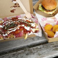 Pommes mit Knoblauch und Huhn Topping, big Burger und Nuggets. at Dirty V - Bergen in Bergen