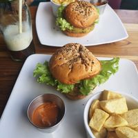 Vegan lentil burger with potatoes and homemade ice tea at Caffe Lunatico in Cartagena