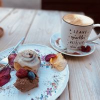 Feiner Milchkaffee und vegane Zimtschnecke 🐌 einfach ein Traum  at Haus Wabi Sabi in Lachen