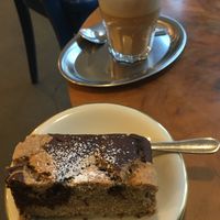 Veganer Galao und veganer Marmorgewürzkuchen  at Warenwirtschaft in Hamburg