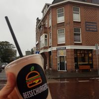 Exterior and peach milkshake 😁 at Beesechurgers in The Hague