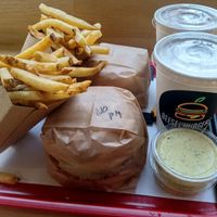 Special x2 (burger, fries, sauce, shake) at Beesechurgers in The Hague