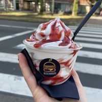 strawberry sundae   at Beesechurgers in The Hague