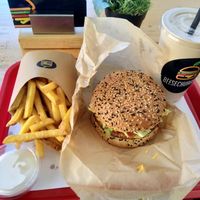 King's Churger, Fries with Mayonaise and Medium Strawberry Milkshake at Beesechurgers in The Hague