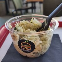 De coleslaw is echt lekker! at Beesechurgers in The Hague