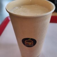 Milkshake van kokosmelk. Mjummie! at Beesechurgers in The Hague