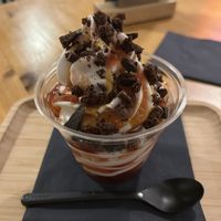 Sundae Strawberry & Caramel + Choco Sprinkles 5,95€  at Beesechurgers in The Hague