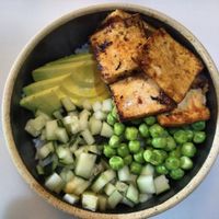 Bowl vegano con base de quinoa, aguacate, pepino, chícharo y tofu at Umo Oriental in Valle De Bravo