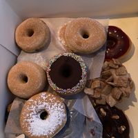 Gefüllt, umgefüllt, glasiert, gezuckert - alles dabei ♥️ at Boogie Donuts in Munich