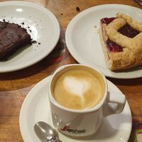 Cuadrado de remolacha y cacao y pasta flora de frutos rojos. Café con leche de almendras at Orden Natural Cafe Veggie in Buenos Aires