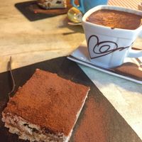 Tiramisu et chocolat chaud délicieux!   at Vegamore in Milan