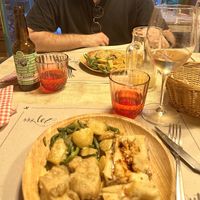 Crêpes farcies au chou et aux haricots, escalopes de seitan, patates et haricots verts au four. Le tout pour 11 euros  at Vegamore in Milan