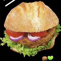 Falafel-Burger mit einer Art Hummus-Creme, Zwiebeln, Tomaten & Mayo. Auch ohne Zwiebeln bestellbar.  at Backhaus Licht in Balgheim