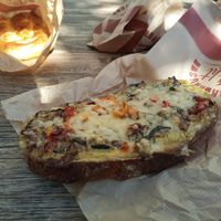 Brotscheibe mit Grillgemüse und veganem Käse überbacken at Backhaus Licht in Balgheim