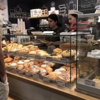 tienen algunas pastas veganas muy buenas😍, yo me pedí una de manzana (tipo applestruddel) y estaba riquísima!   at Anker - Schwedenpl  in Vienna