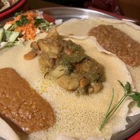 Gemischte vegane Platte (Timtimo, Shiro, Alicha) auf Injera  at Savanna in Reutlingen